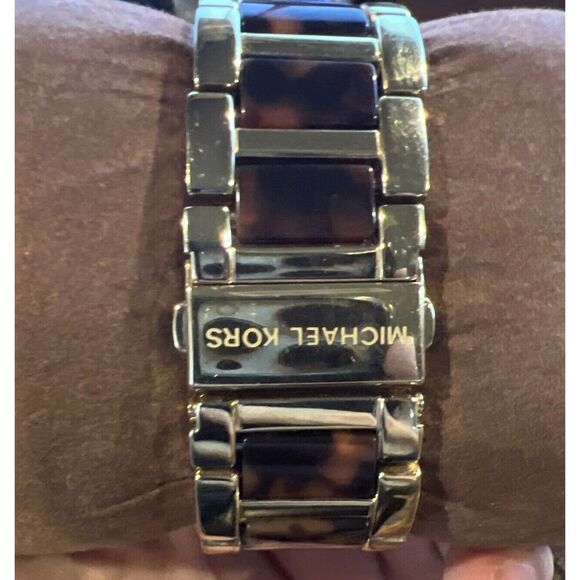 MICHAEL KORS RUNWAY GOLD TONE & TORTOISE BROWN LOGO MK BRACELET WATCH MK5788 EUC - Picture 3 of 10